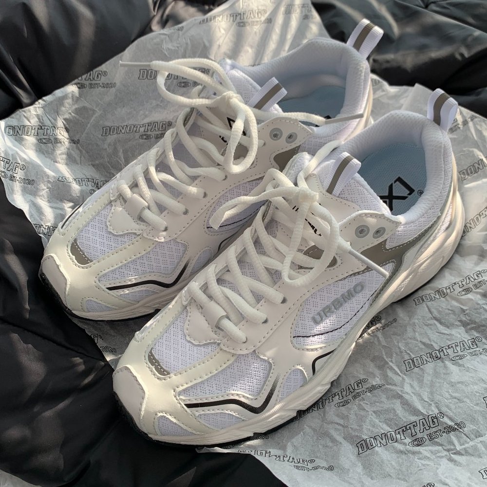 Sneakers in season! Seasonal fashion!